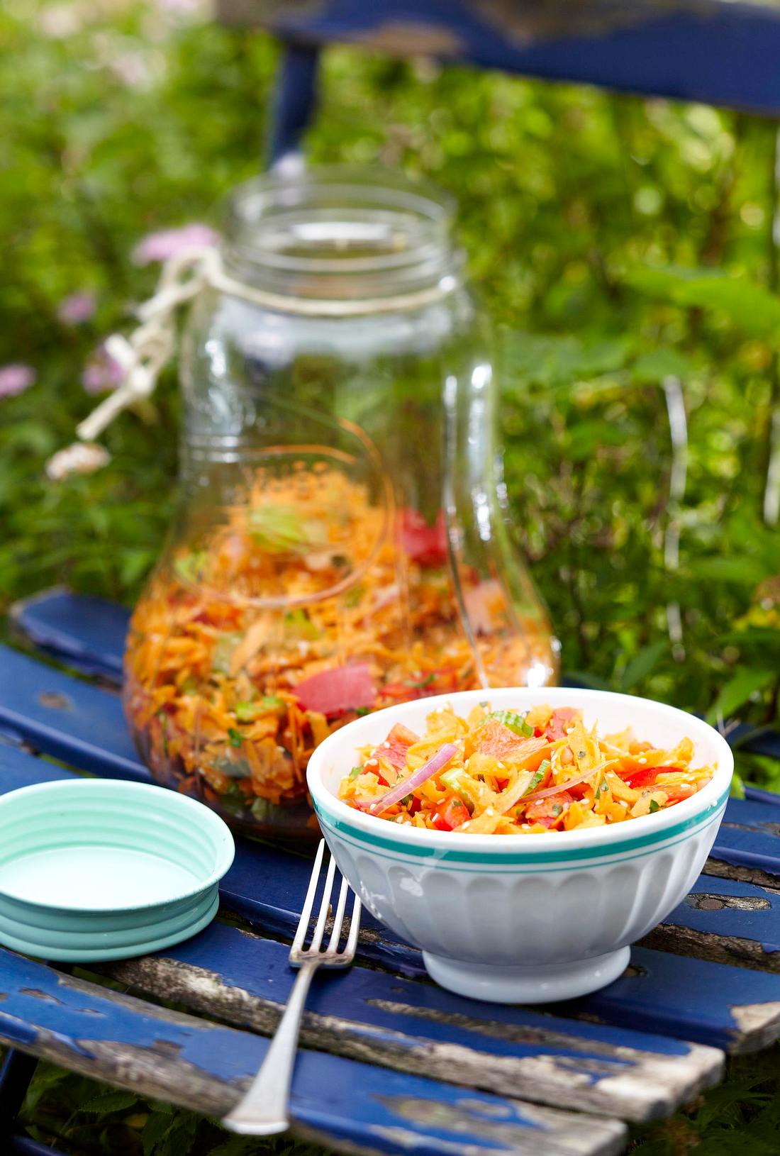 Möhrensalat mit Ingwer-Honig-Soße Rezept | LECKER