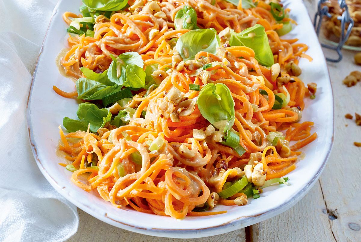 Möhrenspaghetti-Salat mit Erdnüssen Rezept