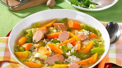 Möhrensuppe mit Würstchen Rezept - Foto: LECKER @ Bauer Media Group