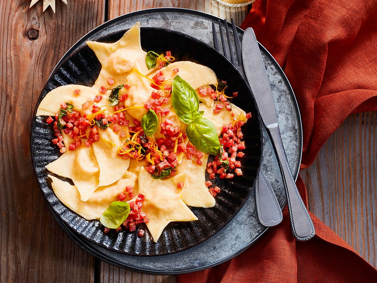 Mond und Sterne Ravioli mit Kürbis-Ricotta-Füllung Rezept