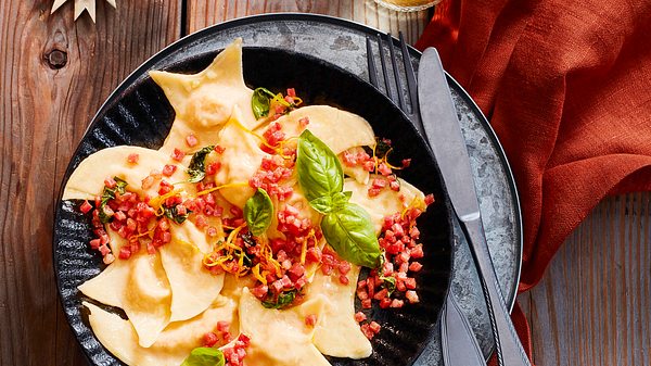 Mond und Sterne Ravioli mit Kürbis-Ricotta-Füllung Rezept - Foto: House of Food / Bauer Food Experts KG