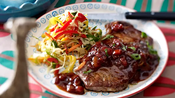 Monkey Gland Steak mit Chakalaka-Krautsalat Rezept - Foto: LECKER @ Bauer Media Group