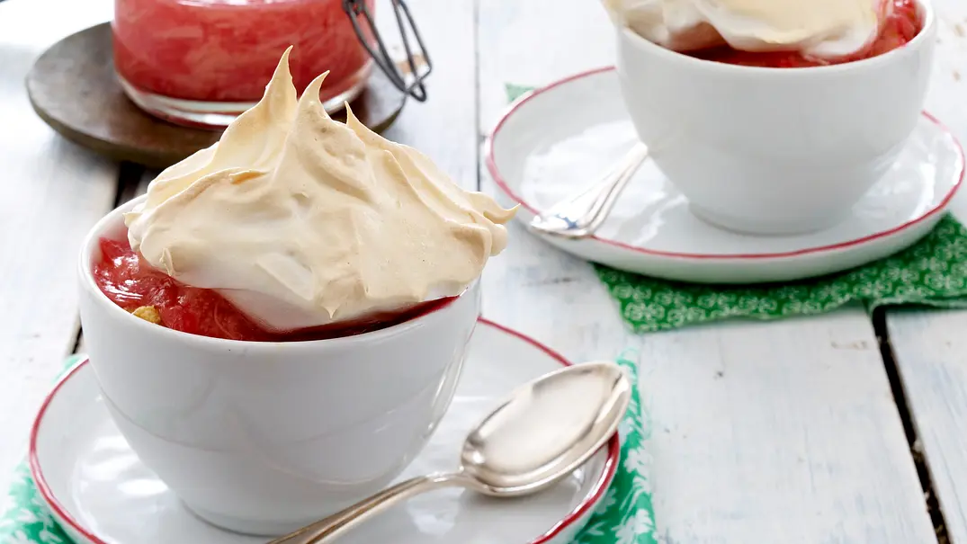 Monmouth-Pudding mit Rhabarber Rezept - Foto: LECKER @ Bauer Media Group Monmouth-Pudding mit Rhabarber Rezept - Foto: LECKER @ Bauer Media Group