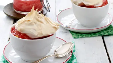 Monmouth-Pudding mit Rhabarber Rezept - Foto: LECKER @ Bauer Media Group