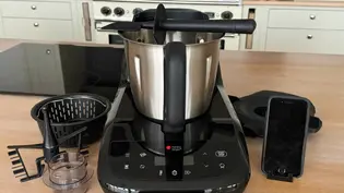 Auf einer Küchenzeile steht der Monsieur Cuisine Compact, um ihn herum liegt passendes Zubehör - Foto: LECKER @ Bauer Media Group / Katharina Klieme Auf einer Küchenzeile steht der Monsieur Cuisine Compact, um ihn herum liegt passendes Zubehör - Foto: LECKER @ Bauer Media Group / Katharina Klieme