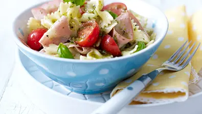 Mortadella-Nudelsalat mit Pesto-Vinaigrette Rezept - Foto: LECKER @ Bauer Media Group