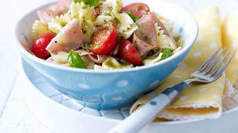 Mortadella-Nudelsalat mit Pesto-Vinaigrette Rezept - Foto: House of Food / Bauer Food Experts KG