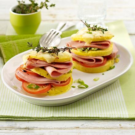 Mortadella-Thymianpolenta-Türmchen mit Tomate, Lauchzwiebel und Mozzarella Rezept Mortadella-Thymianpolenta-Türmchen mit Tomate, Lauchzwiebel und Mozzarella Rezept