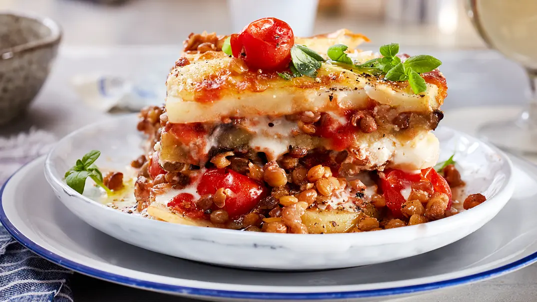 Moussaka mit Linsen und serienmäßigem Erfolg Rezept - Foto: LECKER @ Bauer Media Group Moussaka mit Linsen und serienmäßigem Erfolg Rezept - Foto: LECKER @ Bauer Media Group