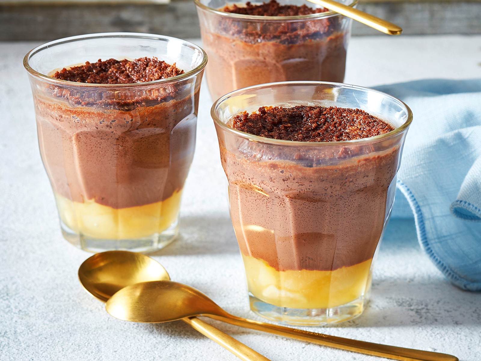 Mousse au Chocolat auf Birnen-Kompott Rezept | LECKER