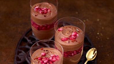 Mousse au Chocolat auf Granatapfelmus Rezept - Foto: LECKER @ Bauer Media Group