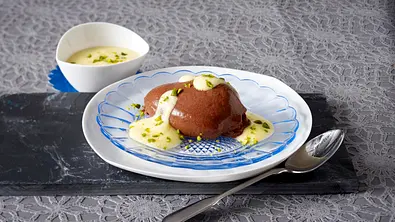 Mousse au chocolat mit Pistazien-Sabayon Rezept - Foto: LECKER @ Bauer Media Group