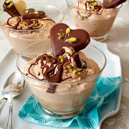 Mozartcreme mit Marzipan-Schokoherzen Rezept Mozartcreme mit Marzipan-Schokoherzen Rezept