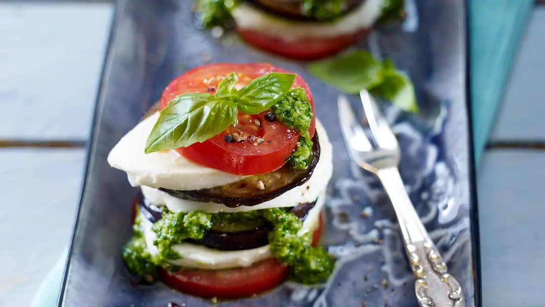 Mozzarella-Auberginen-Türmchen Rezept - Foto: LECKER @ Bauer Media Group Mozzarella-Auberginen-Türmchen Rezept - Foto: LECKER @ Bauer Media Group