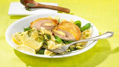 Mozzarella-Cordon bleu mit Nudeln Rezept - Foto: LECKER @ Bauer Media Group