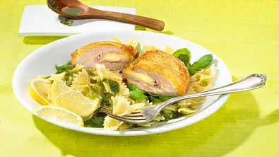 Mozzarella-Cordon bleu mit Nudeln Rezept - Foto: LECKER @ Bauer Media Group