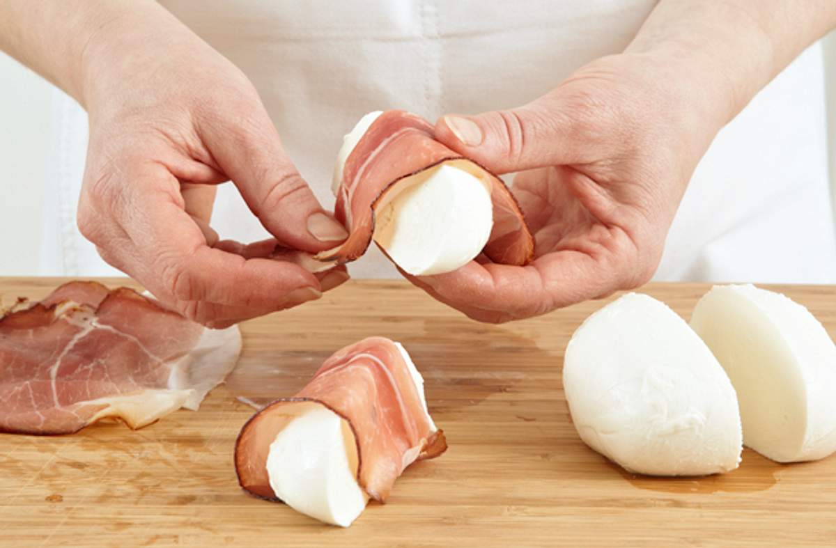 Bardieren – Speckmantel für mehr Geschmack - mozzarella-mit-schinken-umwickeln.jpg