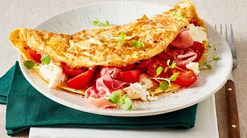 Zusammengeklapptes Mozzarella-Omelett mit Kirschtomaten und Schinken - Foto: LECKER @ Bauer Media Group Zusammengeklapptes Mozzarella-Omelett mit Kirschtomaten und Schinken - Foto: LECKER @ Bauer Media Group