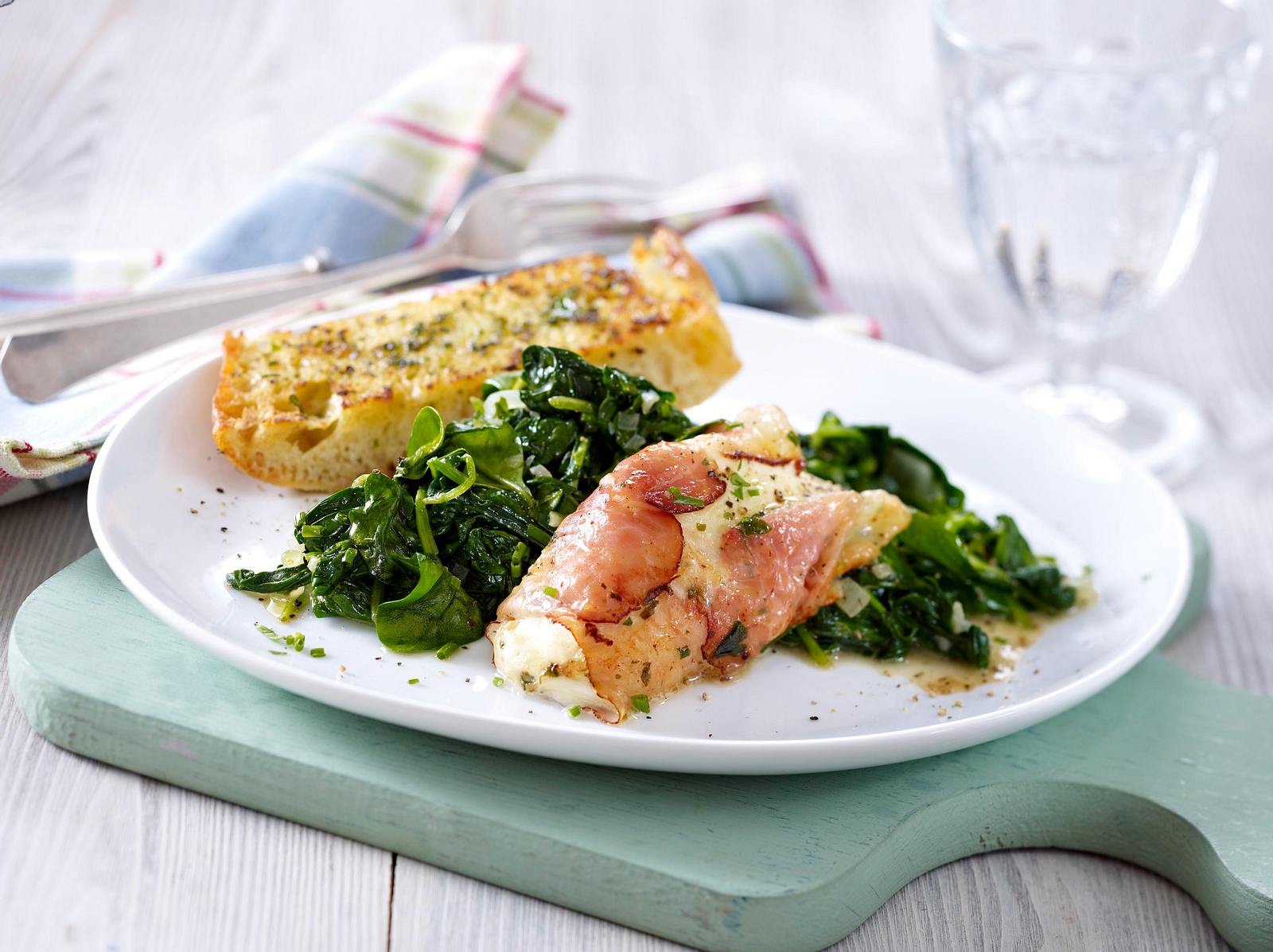 Mozzarella-Päckchen auf Blattspinat Rezept | LECKER