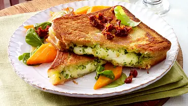 Mozzarella-Pesto-Sandwich Rezept - Foto: LECKER @ Bauer Media Group Mozzarella-Pesto-Sandwich Rezept - Foto: LECKER @ Bauer Media Group