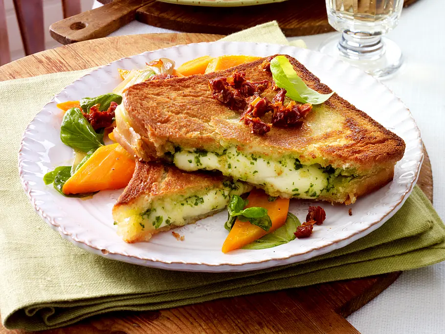 Mozzarella-Pesto-Sandwich Rezept Mozzarella-Pesto-Sandwich Rezept