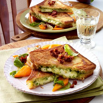 Mozzarella-Pesto-Sandwich Rezept Mozzarella-Pesto-Sandwich Rezept