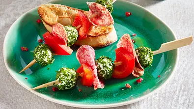 Mozzarella-Salami-Spieße Rezept - Foto: LECKER @ Bauer Media Group