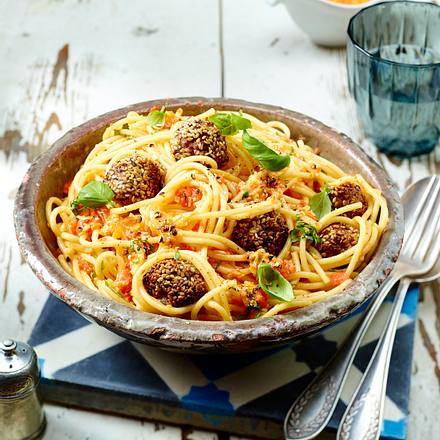Mozzarella-Sesam-Hackbällchen auf Spaghetti Rezept Mozzarella-Sesam-Hackbällchen auf Spaghetti Rezept