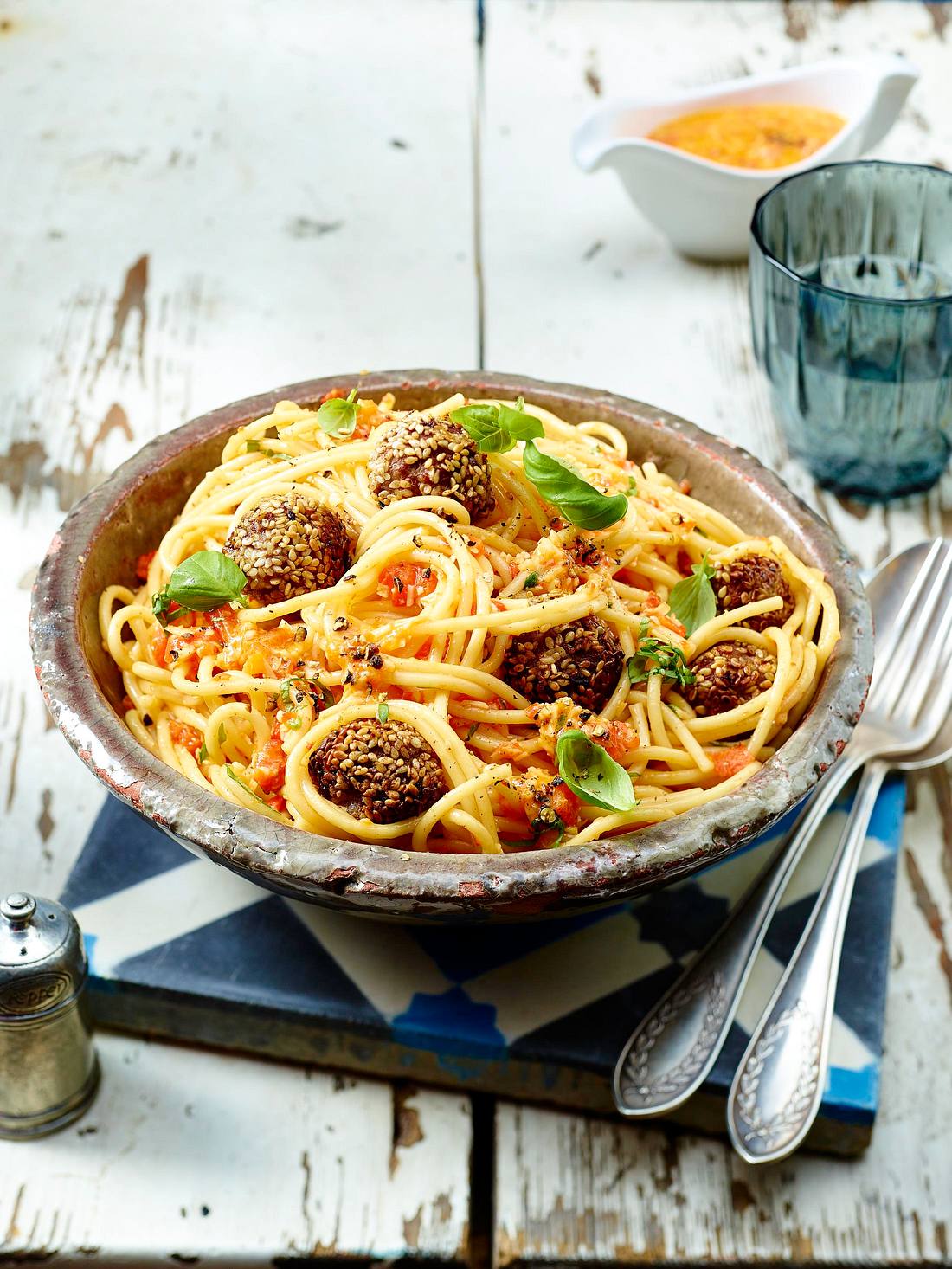 Mozzarella-Sesam-Hackbällchen auf Spaghetti Rezept | LECKER