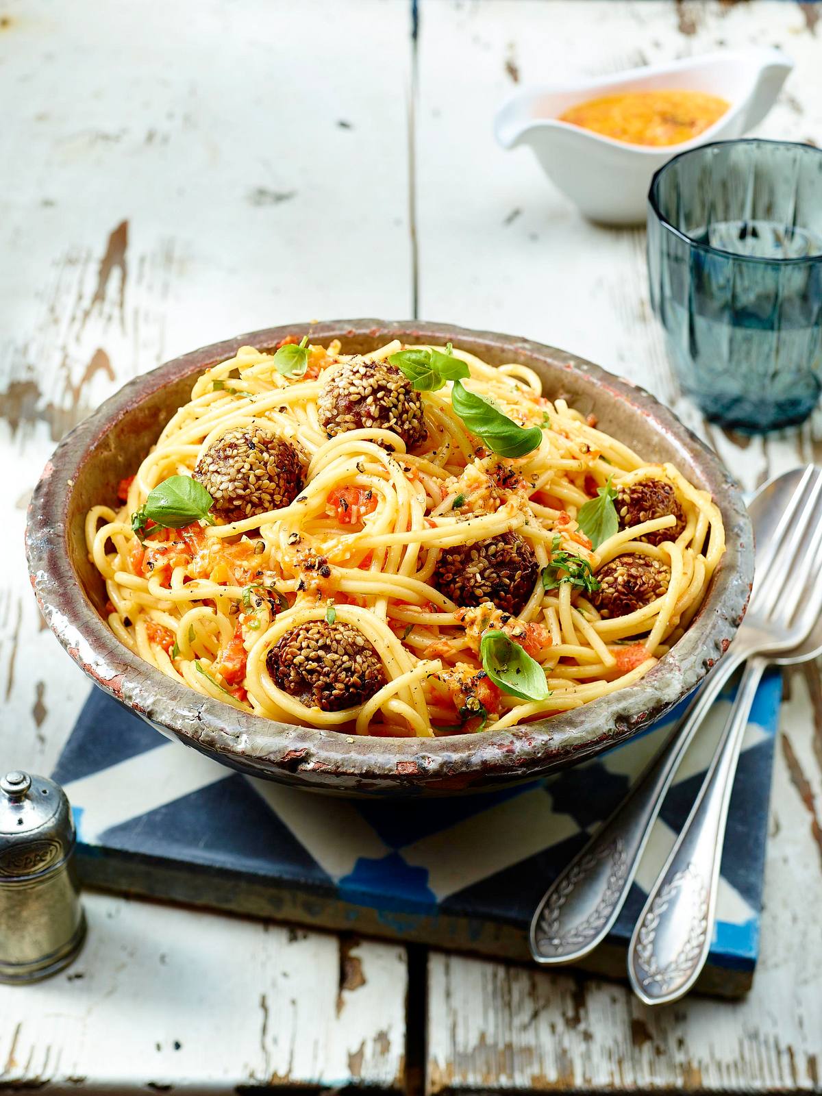 Mozzarella-Sesam-Hackbällchen auf Spaghetti Rezept