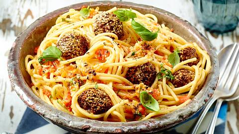Mozzarella-Sesam-Hackbällchen auf Spaghetti Rezept - Foto: House of Food / Bauer Food Experts KG