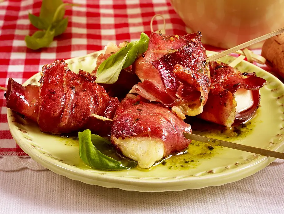 Fingerfood im Speckmantel: Mozzarella-Speck-Pralinen