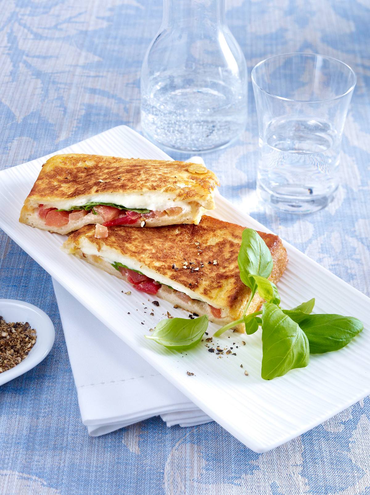 Mozzarella-Toast mit Tomaten Rezept