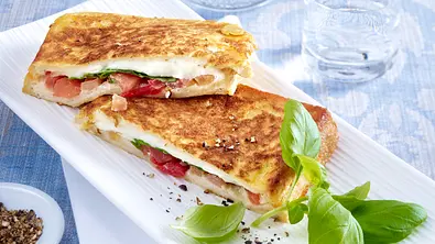 Mozzarella-Toast mit Tomaten Rezept - Foto: LECKER @ Bauer Media Group