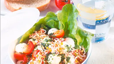 Mozzarella-Tomaten-Salat mit Basilikum-Knoblauch-Öl Rezept - Foto: Scarlini