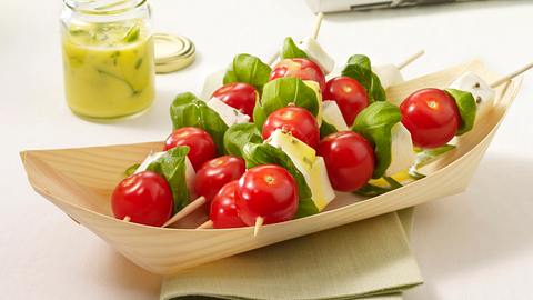Mozzarella-Tomaten-Spieße mit Basilikumsoße Rezept - Foto: Först, Thomas