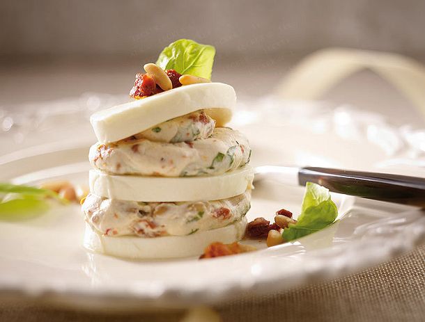 Mozzarellatörtchen alla Caprese Rezept Mozzarellatörtchen alla Caprese Rezept
