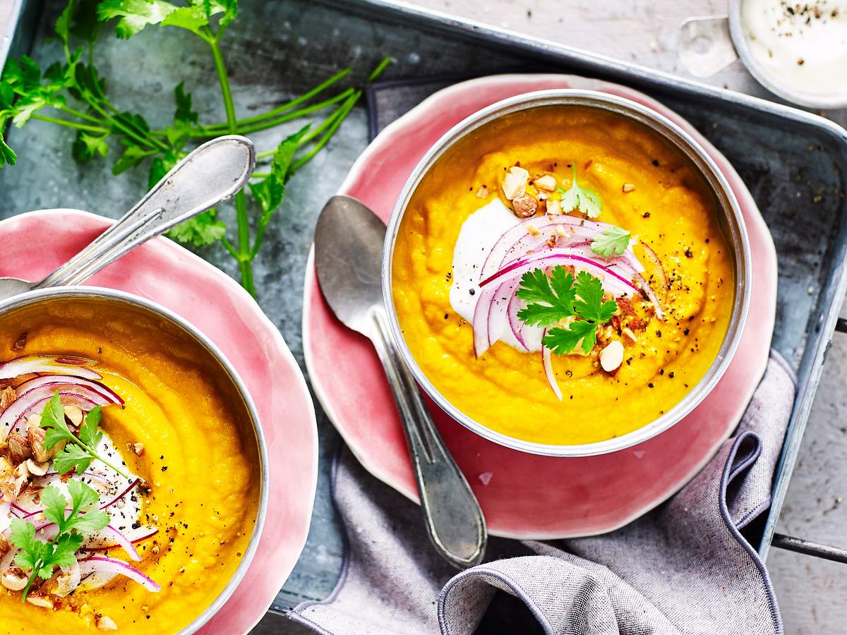 Herzhafte Rezepte mit Zimt: Muckelige Möhrensuppe mit Knobi-Joghurt