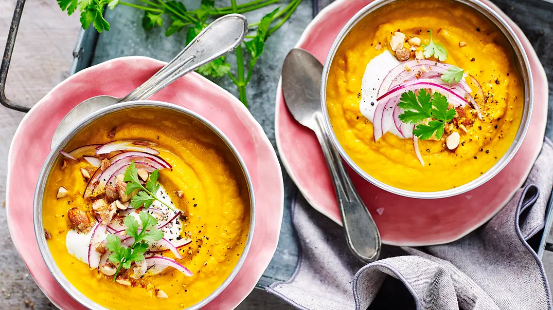 Muckelige Möhrensuppe mit Knobi-Joghurt Rezept - Foto: LECKER @ Bauer Media Group Muckelige Möhrensuppe mit Knobi-Joghurt Rezept - Foto: LECKER @ Bauer Media Group