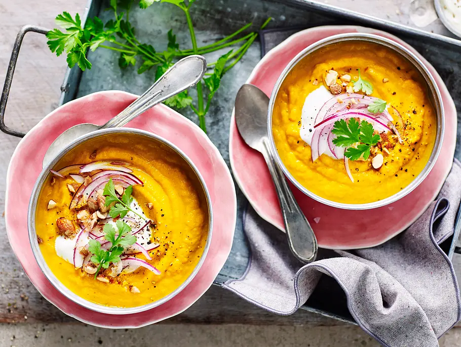 Muckelige Möhrensuppe mit Knobi-Joghurt Rezept Muckelige Möhrensuppe mit Knobi-Joghurt Rezept