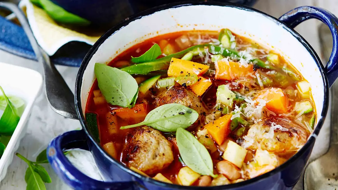 Mucki-Minestrone mit Fleischbällchen Rezept - Foto: Image Professionals Mucki-Minestrone mit Fleischbällchen Rezept - Foto: Image Professionals