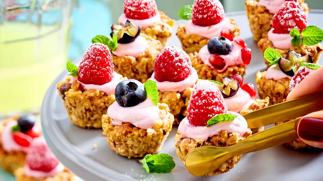 Müsli-Küchlein mit rosaroter Himbeercreme Rezept - Foto: LECKER @ Bauer Media Group Müsli-Küchlein mit rosaroter Himbeercreme Rezept - Foto: LECKER @ Bauer Media Group