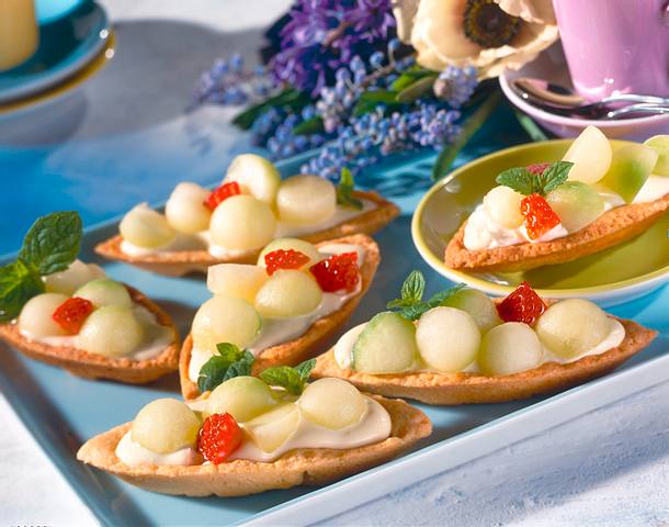Mürbeteigschiffchen mit Melonenkugeln und Erdbeeren Rezept Mürbeteigschiffchen mit Melonenkugeln und Erdbeeren Rezept