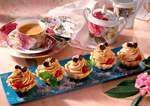 Mürbeteigtörtchen mit Himbeeren und Mokkasahne Rezept
