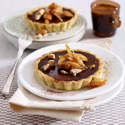 Mürbeteigtörtchen und Mokka-Schokocreme und karamellisierten Mandeln Rezept Mürbeteigtörtchen und Mokka-Schokocreme und karamellisierten Mandeln Rezept