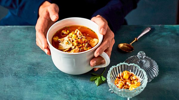 Mulligatawny-Consommé an Mango-Linsen Rezept - Foto: House of Food / Food Experts KG