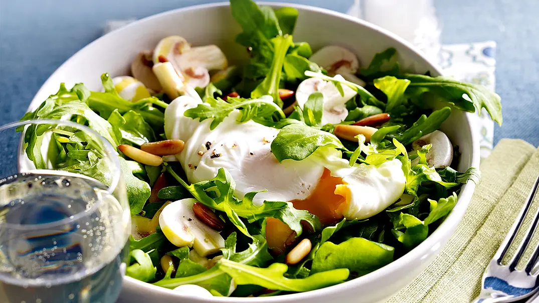 Muntermacher-Salat mit pochierten Eiern Rezept - Foto: LECKER @ Bauer Media Group