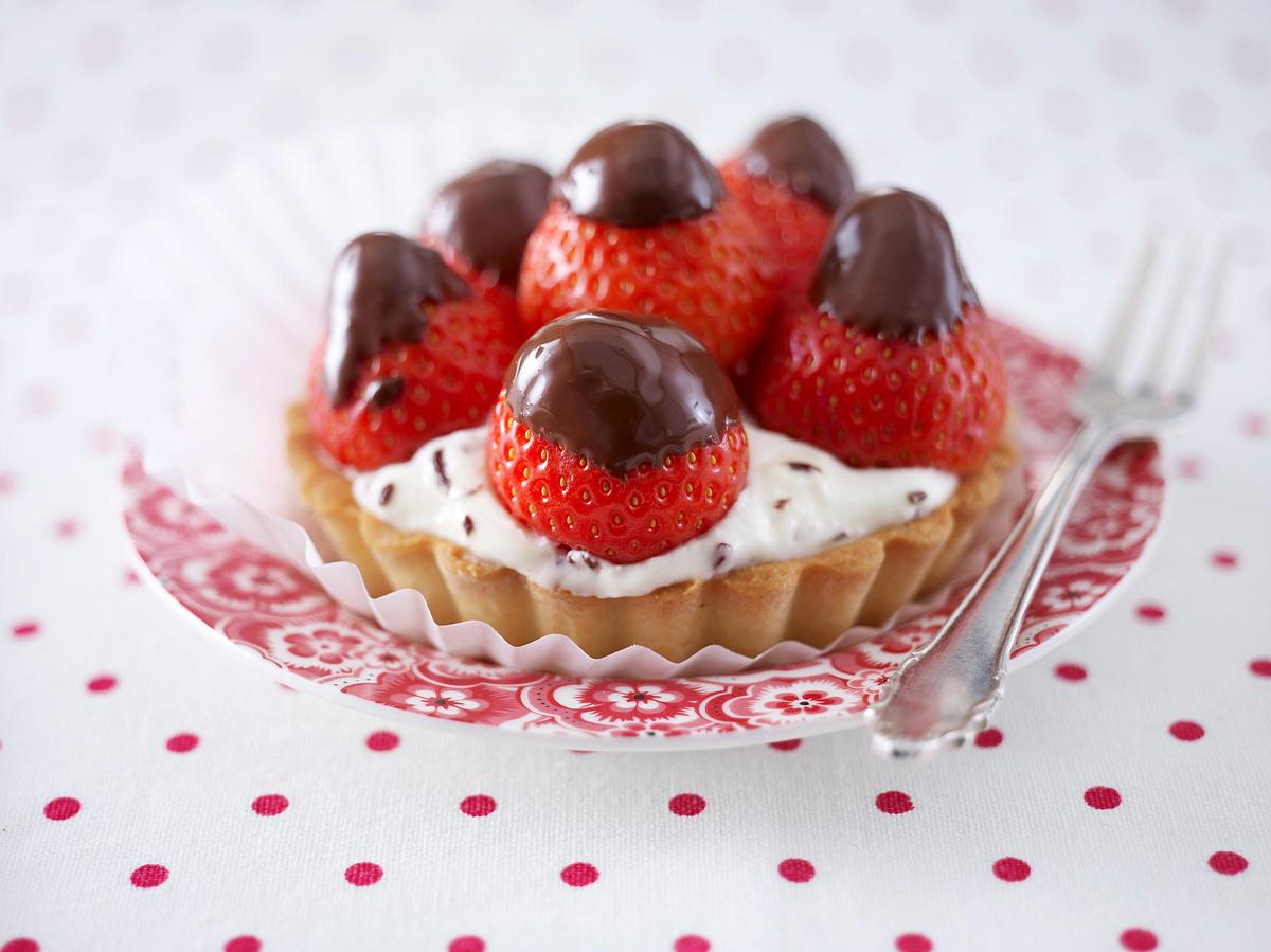 Mürbeteig-Torteletts mit Mascarpone-Stracciatella-Creme und in Schokolade getauchten Erdbeeren Rezept