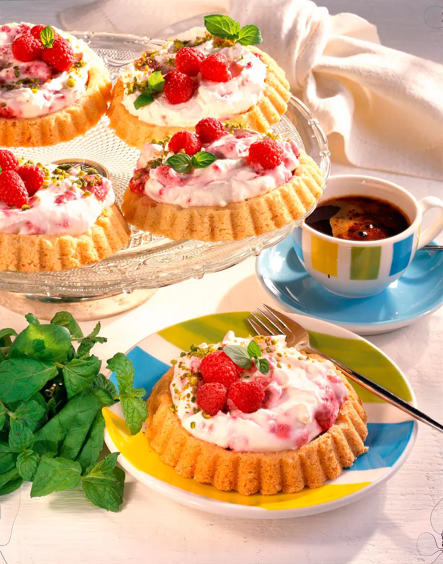 Mürbeteigtörtchen mit Himbeer-Schmand Rezept