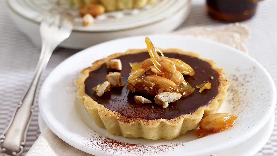 Mürbeteigtörtchen und Mokka-Schokocreme und karamellisierten Mandeln Rezept - Foto: LECKER @ Bauer Media Group Mürbeteigtörtchen und Mokka-Schokocreme und karamellisierten Mandeln Rezept - Foto: LECKER @ Bauer Media Group